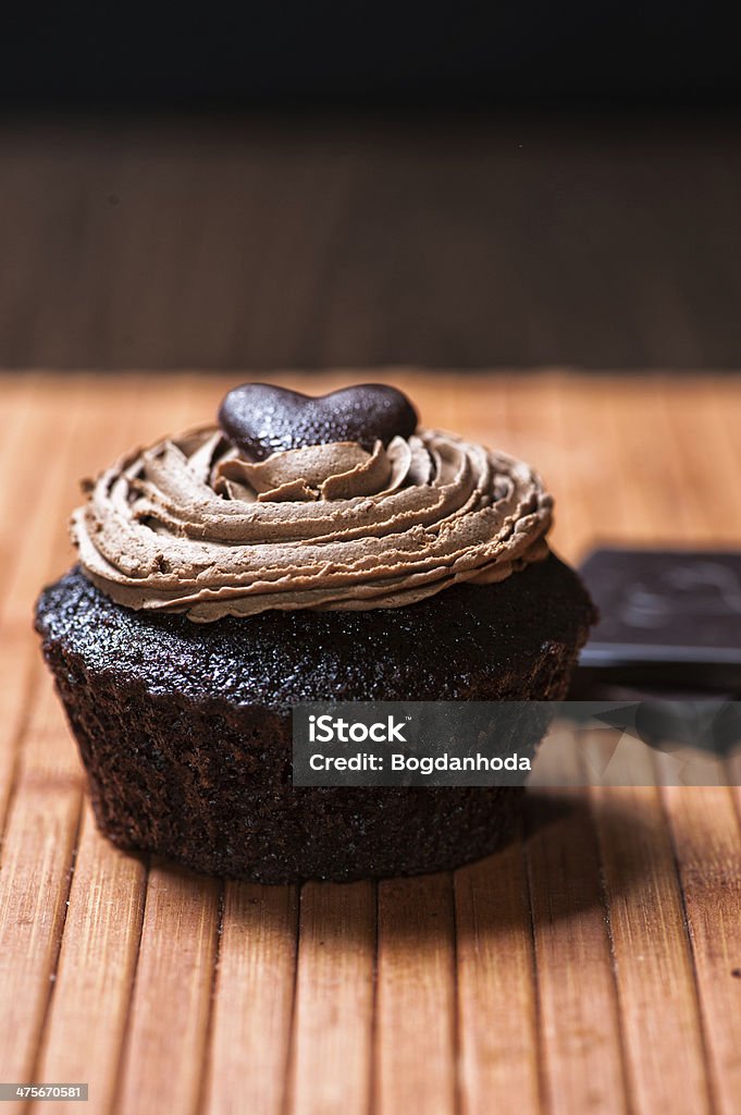 muffin com um chocolate Avelã cremosos suffed com molho doce e - Royalty-free Alimentação Não-saudável Foto de stock