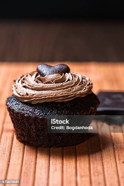 Muffin Com Um Chocolate Avelã Cremosos Suffed Com Molho Doce E - Fotografias de stock e mais imagens de Alimentação Não-saudável