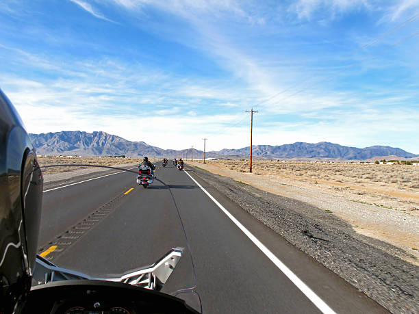 пустыня на - desert road road highway california стоковые фото и изображения