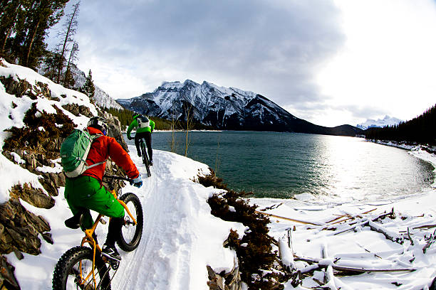 nieve de invierno en bicicleta en el parque nacional de banff - mountain biking extreme sports cycling bicycle fotografías e imágenes de stock