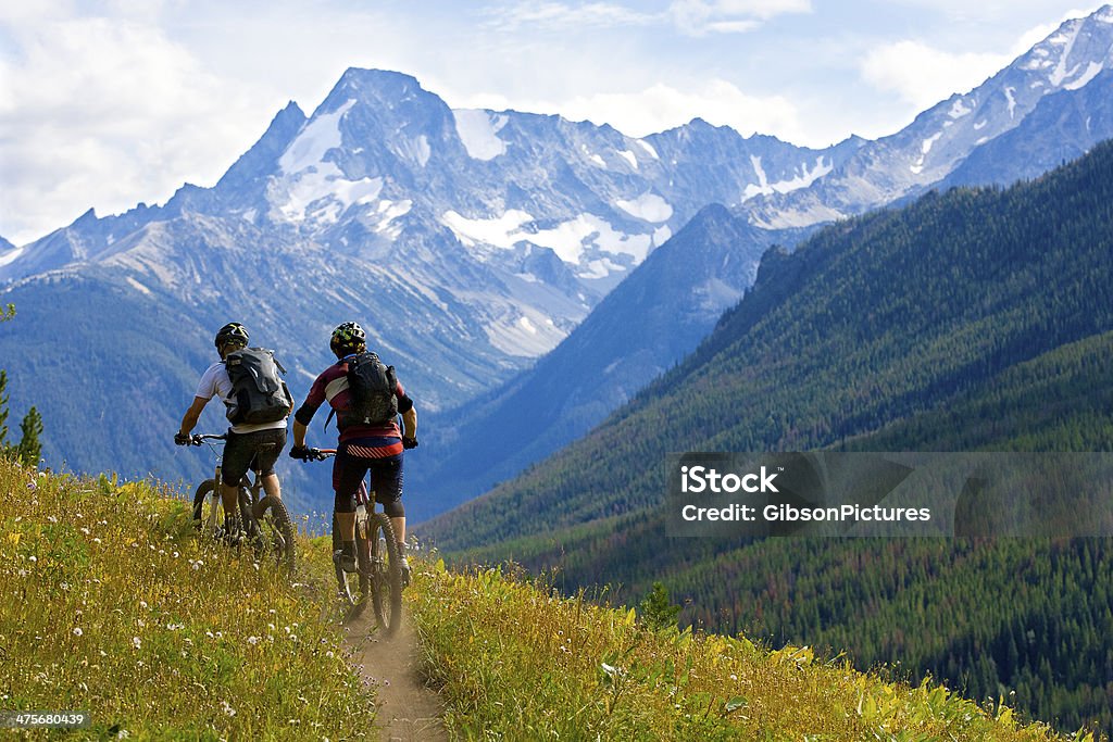 Ciclismo de montaña Columbia Británica - Foto de stock de Andar en bicicleta libre de derechos