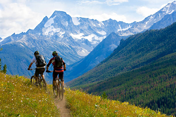 mountain biking colúmbia britânica - recreational trail - fotografias e filmes do acervo