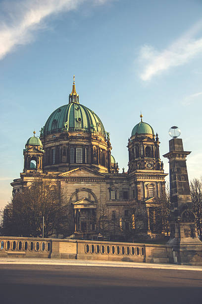 berliner dom, catedral de berlim - berlin cathedral berlin germany museum island sunlight imagens e fotografias de stock