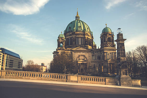 berliner dom, catedral de berlim - berlin cathedral berlin germany museum island sunlight imagens e fotografias de stock