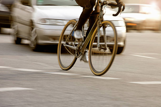 dojeżdżający rowerowa jazda na rowerze w mieście ulicy, ruchu, samochody, niebezpieczeństwo - bicycle lane zdjęcia i obrazy z banku zdjęć