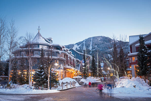 whistler village in der dämmerung - whistler britisch kolumbien stock-fotos und bilder