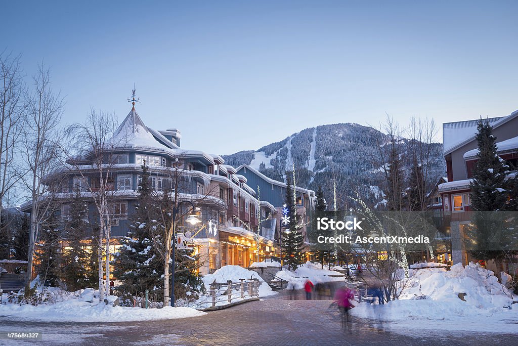 Village de Whistler, au crépuscule - Photo de Whistler - Colombie-Britannique libre de droits