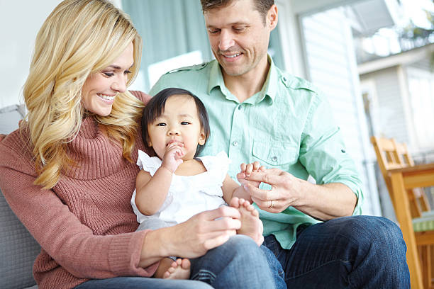 ela faz nossa família preencha - sucking asian ethnicity baby mother - fotografias e filmes do acervo