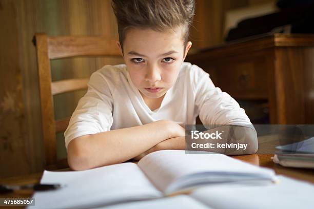 Infelice Ragazzo Studiando - Fotografie stock e altre immagini di Adolescente - Adolescente, Adolescenza, Noia