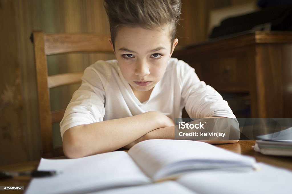 Недовольный мальчик Учит�ься - Стоковые фото Подросток роялти-фри