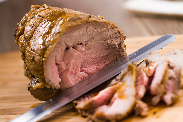 rosbife carne - roast beef roasted spit roasted roasted prime rib - fotografias e filmes do acervo