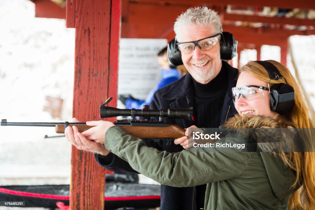 Praticare di Shooting Range - Foto stock royalty-free di Adolescente