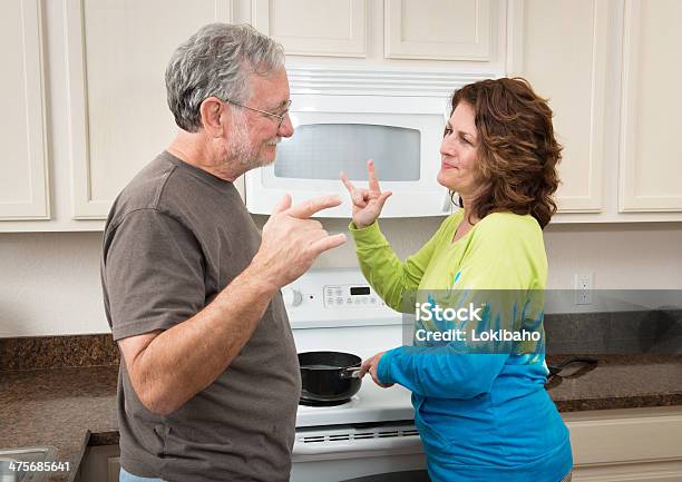 Älteres Paar Unterzeichnung Ich Liebe Sie Zu Anderen Stockfoto und mehr Bilder von I Love You - englischer Satz