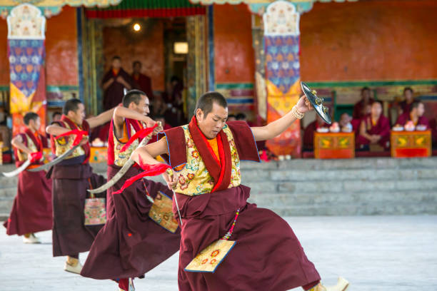 monjes tibetano se realiza espiritual bailes en tashilhunpo monasterio festival - lamaism fotografías e imágenes de stock