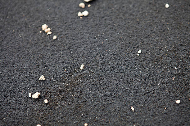 schwarzem vulkansand - black sand beach santorini greece stock-fotos und bilder