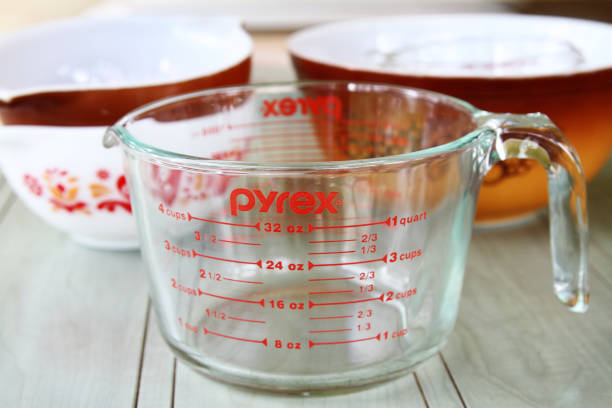 pyrex мерный стакан и смешивания чаши - pyrex стоковые фото и изображения