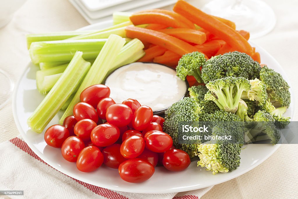 Orgánicos verduras crudas con Ranch Dip - Foto de stock de Alimento libre de derechos
