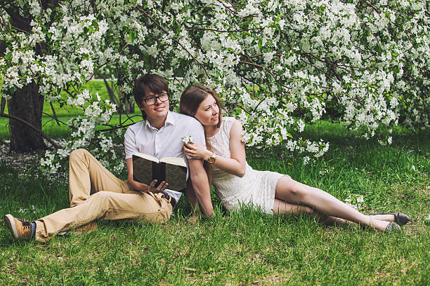 o homem e mulher em um desabrochando árvore - learning male studying smiling imagens e fotografias de stock