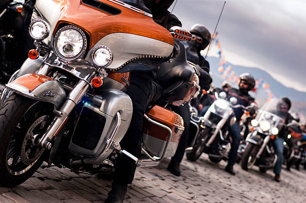 harley davidson escolta. - editorial horizontal cycling crowd imagens e fotografias de stock