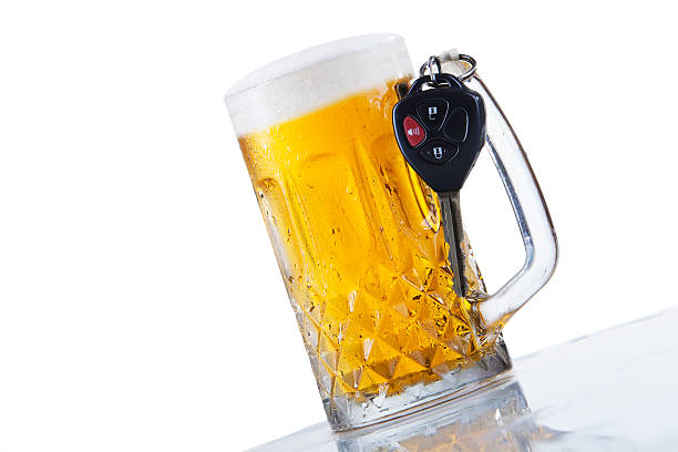 vaso de cerveza y las llaves del automóvil - drunk driving accident teenager fotografías e imágenes de stock