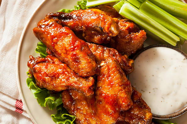 barbecue buffalo chicken wings - wing chicken spicy chicken wings chicken wing stock-fotos und bilder