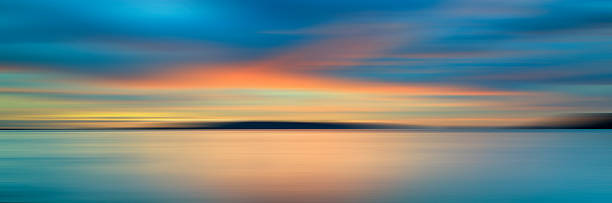 鮮やかな夕日、長時間の照射効果、モーションブラー - sunset sea tranquil scene sunrise ストックフォトと画像