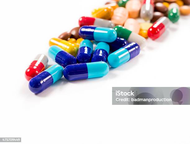 Tabletten Auf Weißem Hintergrund Stockfoto und mehr Bilder von Farbbild - Farbbild, Fotografie, Gesundheitswesen und Medizin