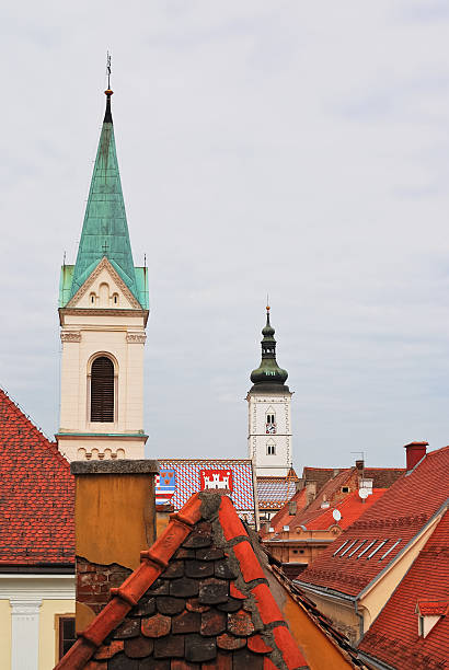 крыши старого города в загребе - dachschindel стоковые фото и изображения