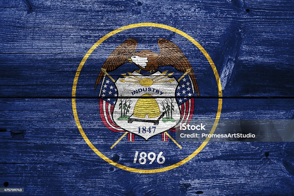 Bandiera dello Utah dipinta sul vecchio legno texture plancia - Foto stock royalty-free di Bandiera