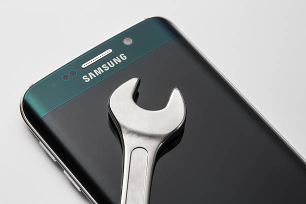 samsung galaxy s6 edge smartphone con utensile isolato - editorial concepts and ideas retail place store foto e immagini stock