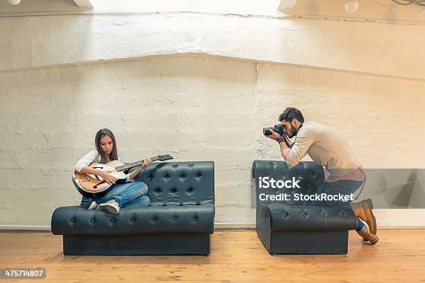 Foto de Jovem Fotógrafo Tirando Fotos De Studio e mais fotos de stock de 20-24 Anos - 20-24 Anos, Adulto, Apontar - Sinal Manual