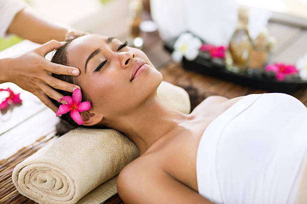 eliminar de estrés - health spa women spa treatment massager fotografías e imágenes de stock
