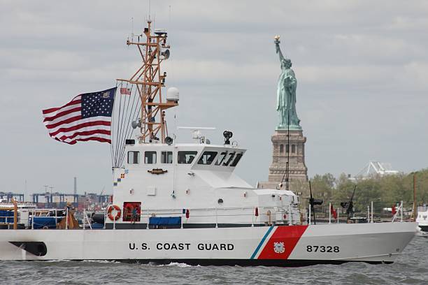 береговая охрана парусник парусный спорт прошлом статуя свободы - usa coast guard ship nautical vessel стоковые фото и изображения