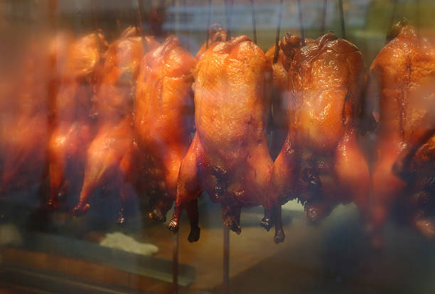 barbacoa ducks colgar en la ventana - goose roasted goose meat spit roasted fotografías e imágenes de stock