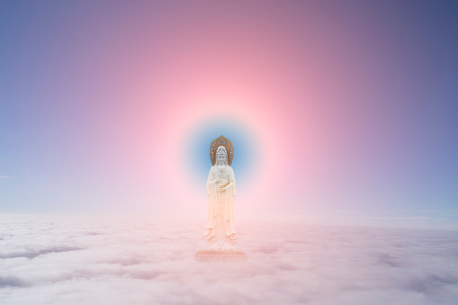 Guanyin Escultura en nube, símbolo de buddism photo