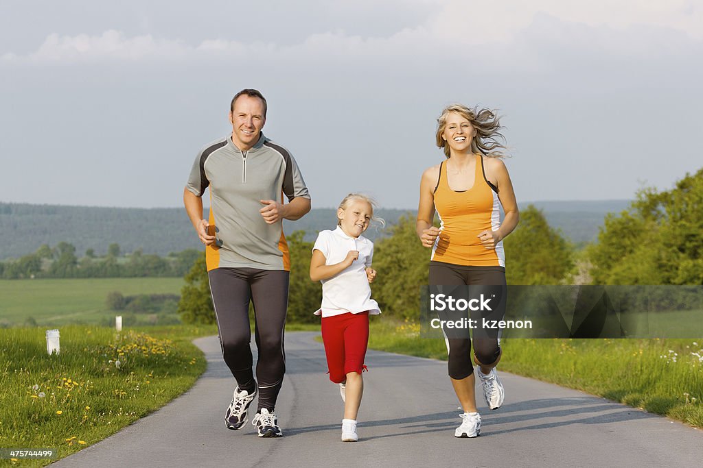 Familia corriendo para deportes al aire libre - Foto de stock de Actividad libre de derechos