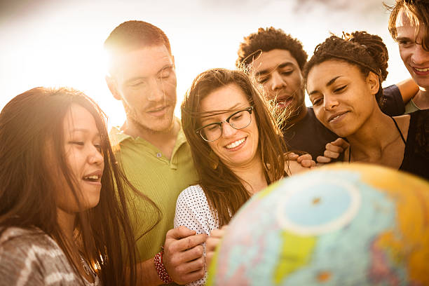 adolescentes college estudiante sonriente con globo - paz mundial fotografías e imágenes de stock