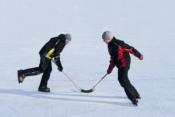 twins spielen hockey - ice skating ice hockey child family stock-fotos und bilder