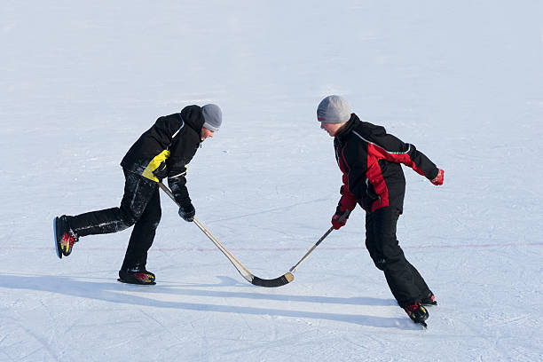 twins jugando de hockey - ice skating ice hockey child family fotografías e imágenes de stock