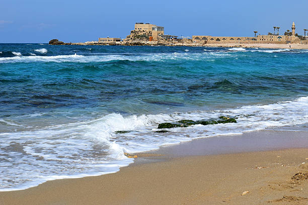 antiguo puerto en caesarea maritima, israel - cherchell fotografías e imágenes de stock