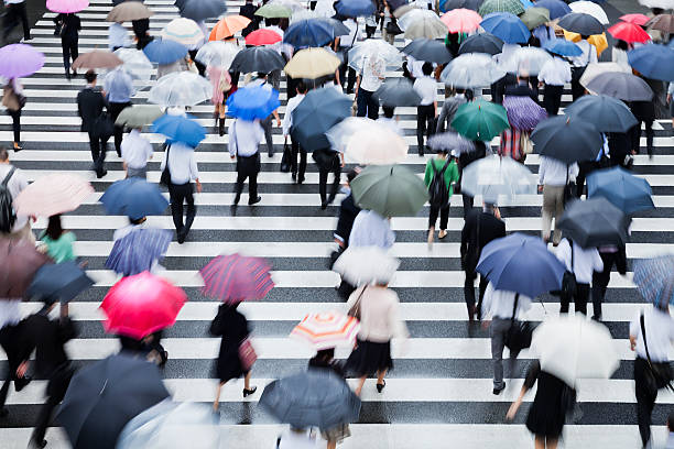 chuvoso usuários da manhã - umbrella parasol rain rush hour - fotografias e filmes do acervo