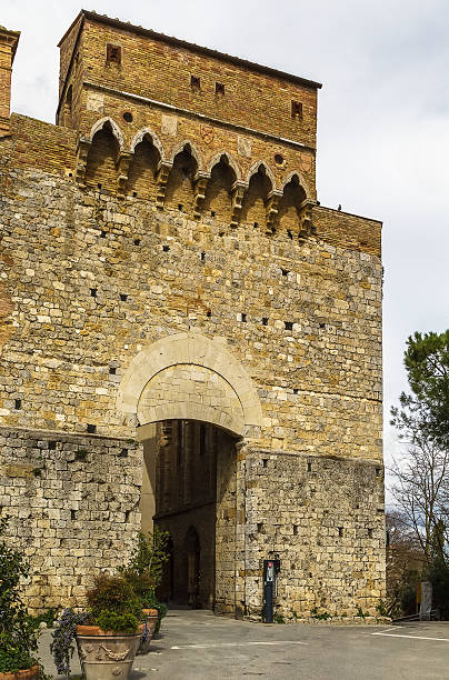 istock Porta San Giovanni, San Gimignano 475749420