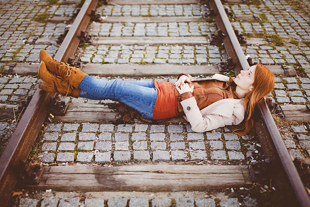 warten auf einen zug zu - leaving loneliness women railroad track stock-fotos und bilder