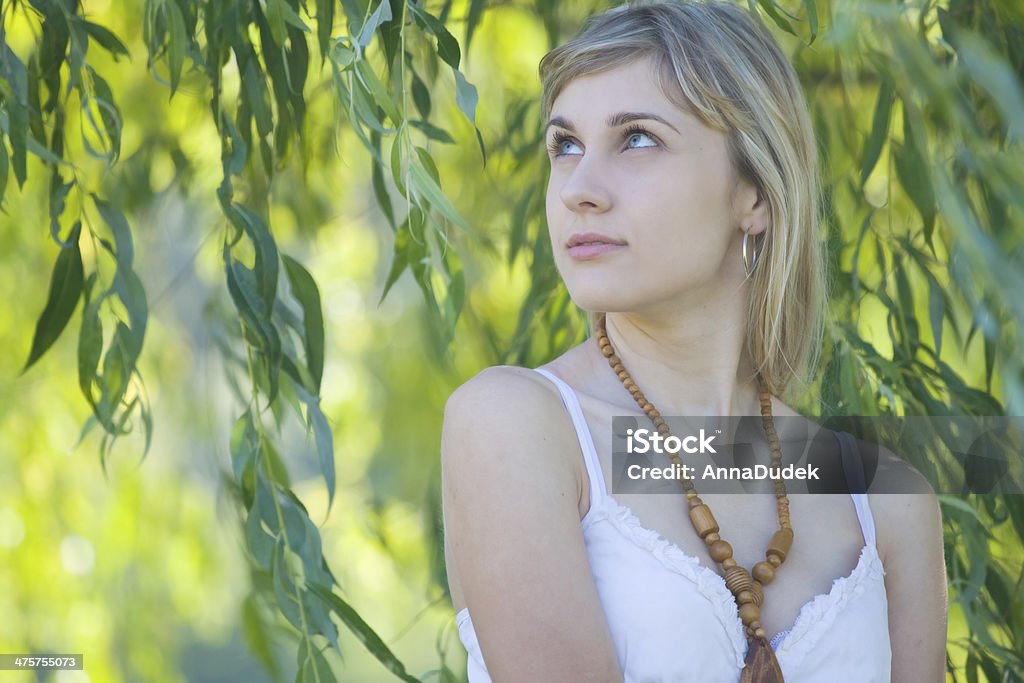 Ragazza ritratto in foglie - Foto stock royalty-free di 18-19 anni