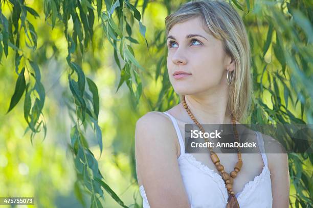 Ragazza Ritratto In Foglie - Fotografie stock e altre immagini di 18-19 anni - 18-19 anni, Adulto, Albero