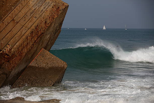 istock empty wave in morning light at french beachbreak hossegor 475757255