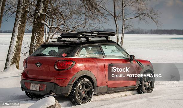 Red Mini Cooper Paceman Na Neve - Fotografias de stock e mais imagens de Carro - Carro, Inverno, Sujo