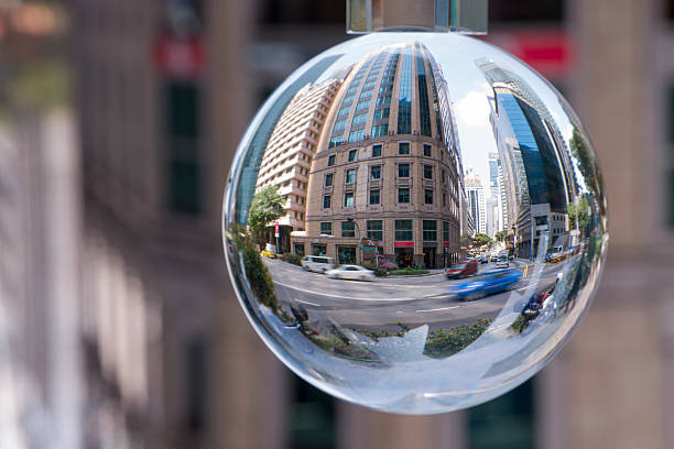 Kristallkugel mit Reflektion der Wolkenkratzer in Singapur CBD. – Foto