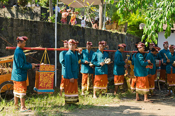 orquesta de gamelán orquesta en una ceremonia hindú en bali - art theatrical performance bali indonesia fotografías e imágenes de stock