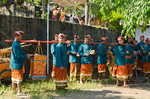 gamelan 오케스트라 에서 열리는 케풀라우안 힌두교식 - art theatrical performance bali indonesia 뉴스 사진 이미지